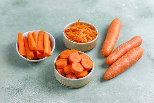 有机碗里放着不同的胡萝卜维生素健康新鲜