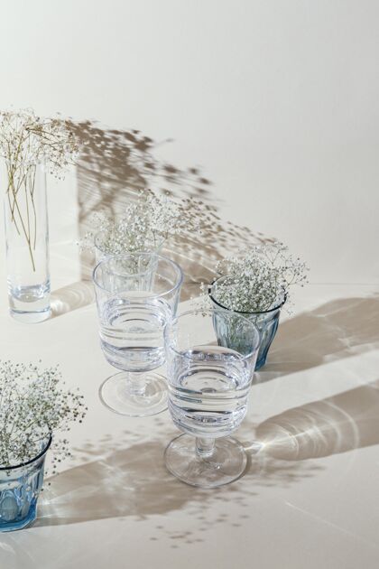 一杯水桌上有水的玻璃杯影子液体桌子