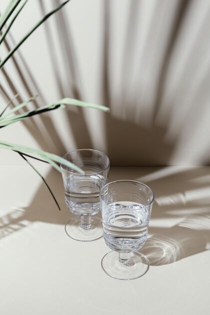 一杯水桌上有水的玻璃杯饮料水液体