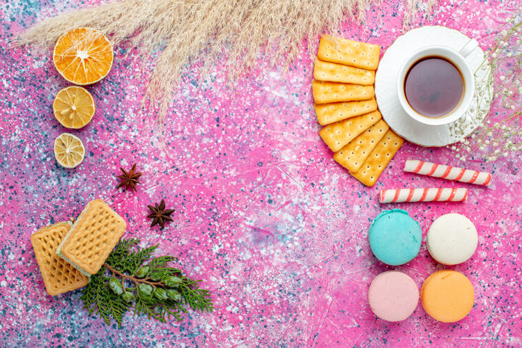 上衣浅粉色桌上的一杯茶 配饼干和法式马卡龙茶浅粉色水疗