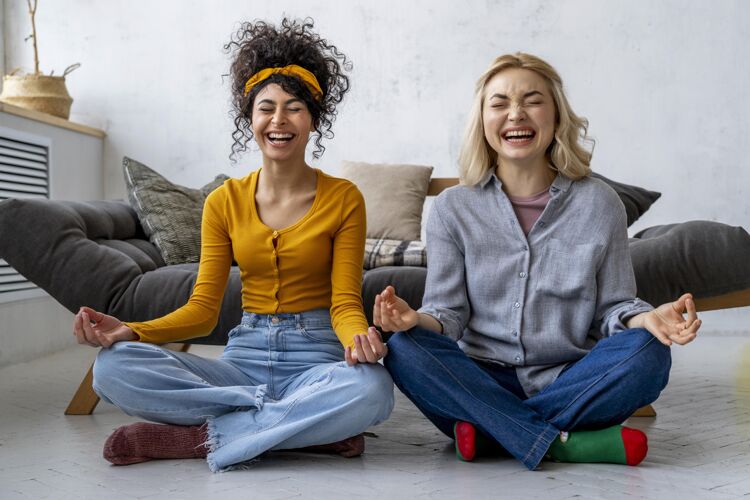 全球快乐女人笑着做瑜伽的正面图瑜伽微笑女人