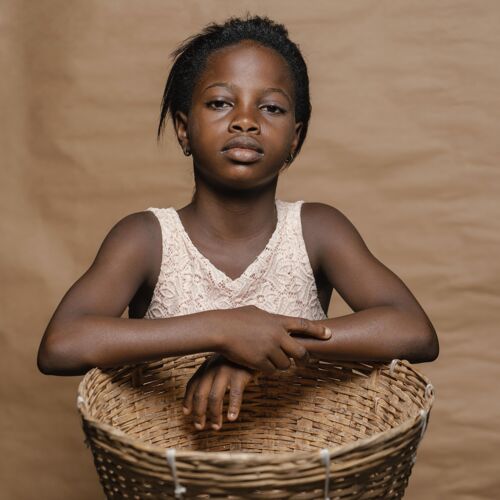 肖像拿着草篮的年轻女孩草篮非洲拿着