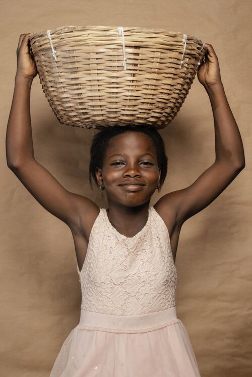 拿着头上戴着草篮的笑脸女孩画像草篮非洲篮子