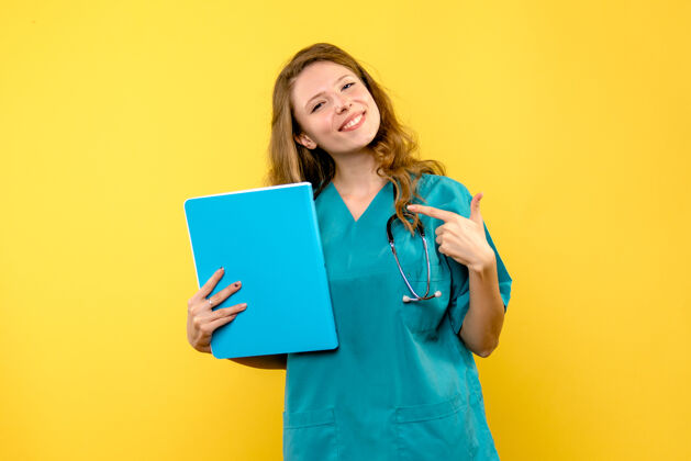 病毒正面图黄色空间上微笑的女医生正面球员医生