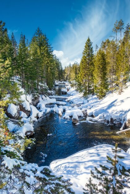 风景迷人的镜头美丽的雪景岩石公园周围的湖泊与背景的一座山河流天空山