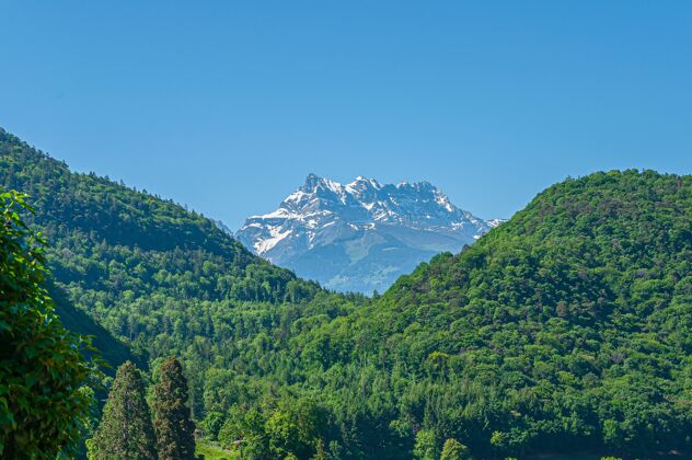 天堂在瑞士有多个山峰的midi山凹痕自然山谷森林