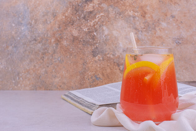餐厅一杯果汁 里面有水果片柑橘柠檬冰沙