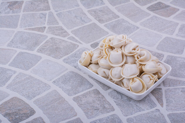 菜单白色碗里的高加索金卡利面团在灰色的表面上产品膳食餐厅