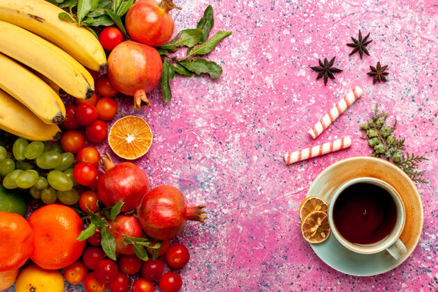顶部顶视图新鲜水果组成的茶杯浅粉红色的桌子上甜的成分桌子