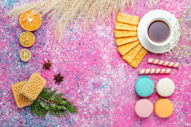 上衣浅粉色桌上的一杯茶 配饼干和法式马卡龙茶浅粉色水疗