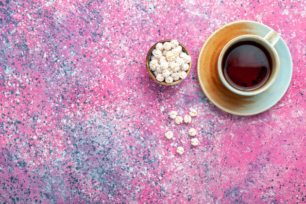 咖啡顶视图-一杯茶 粉色表面有白色的甜心图案手镯