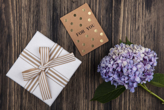 顶顶视图的鲜花与礼品盒和为您卡的木制背景木头盒子卡片