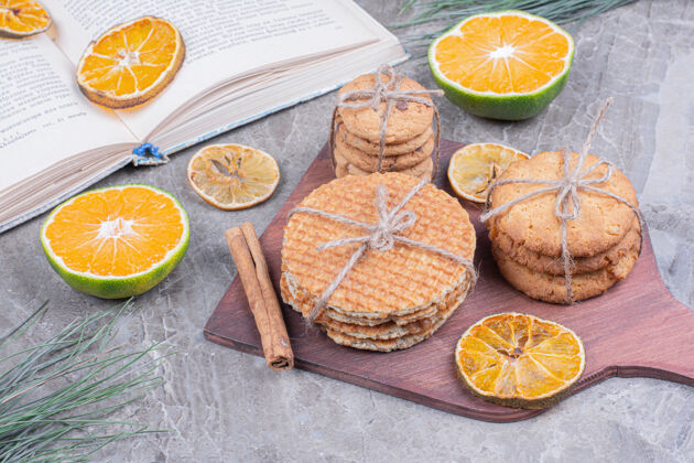 健康在木板上放着各种各样的饼干 里面有肉桂和橙子面粉甜点精致