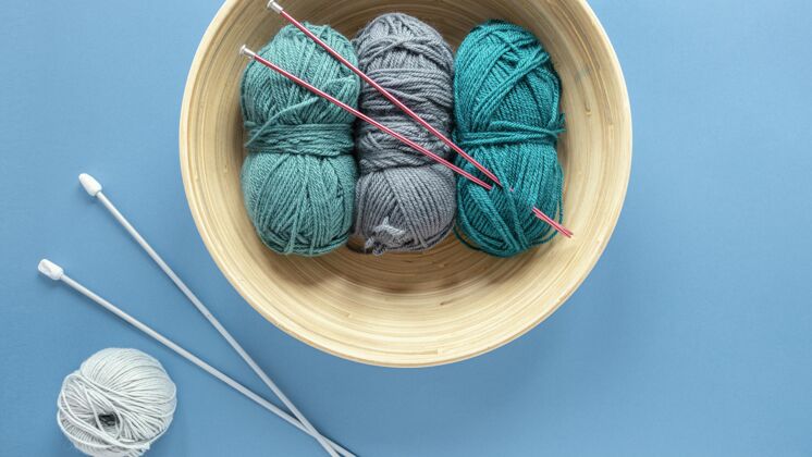 面料毛线和编织针放在篮子里针织材料篮子