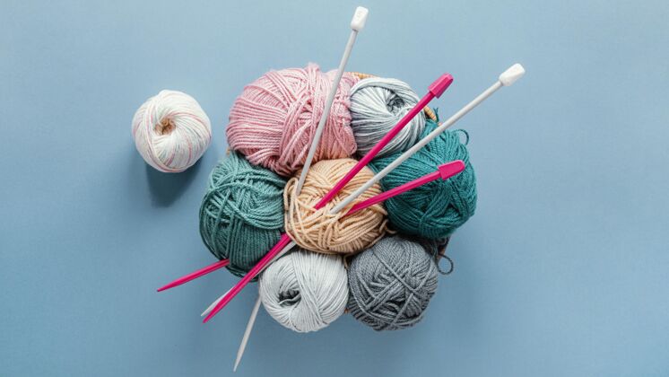 平捻把编织针和羊毛放在篮子里羊毛纺织品材料