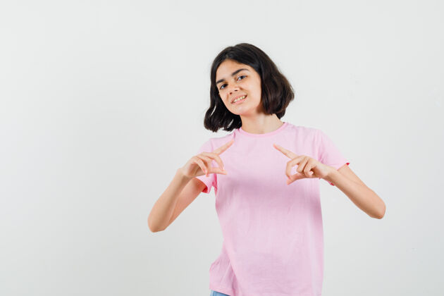 年轻小女孩穿着粉色t恤做着画框的姿势 看上去很欢快 正前方的景色青少年人女孩