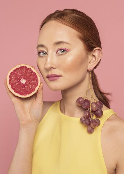 吃手持水果的美女肖像营养水果构图
