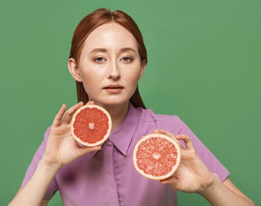 食物美丽的红发女人摆着水果的姿势水果美味肖像