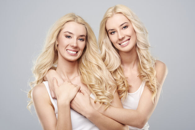 姐妹双胞胎彼此非常亲近爱情女性化比较