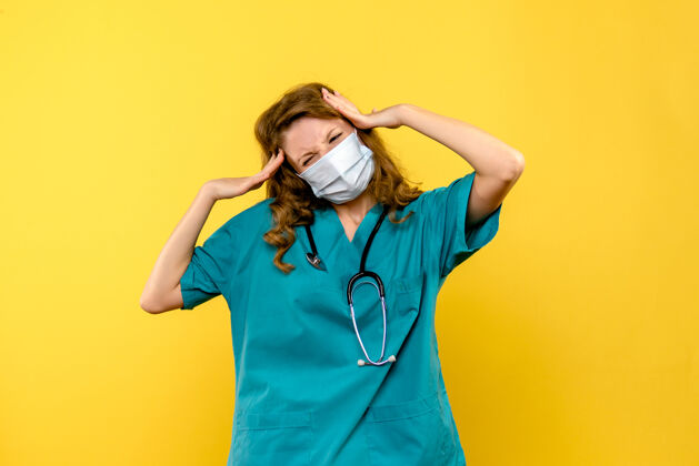漂亮前视图女医生在黄色空间的面具上强调医院压力女士