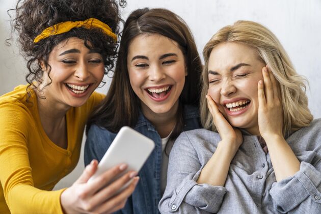 世界欢笑日三个快乐女人微笑自拍的正面图全球女性积极