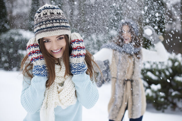 编织玩雪的年轻朋友们女性温暖手套