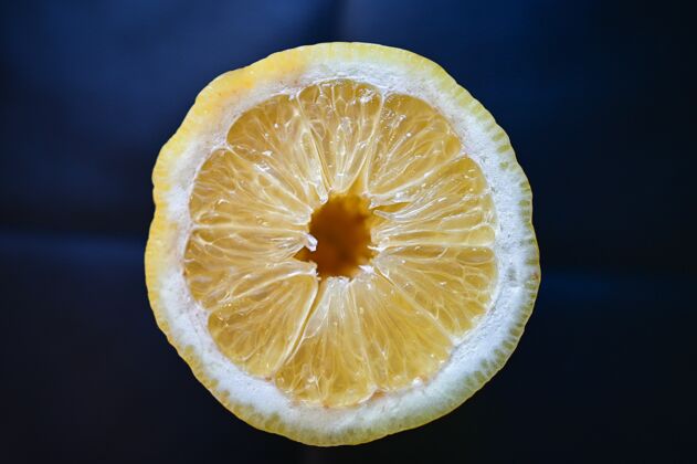 水果特写镜头一个多汁的柠檬孤立的蓝色维生素提神食物