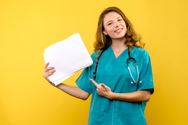 球员前视图黄色空间上有文件的女医生护士文件健康