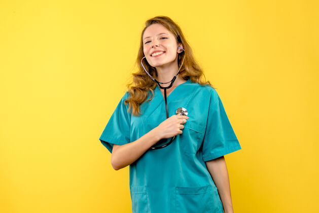 人前视图黄色空间上带听诊器的女医生医学漂亮微笑