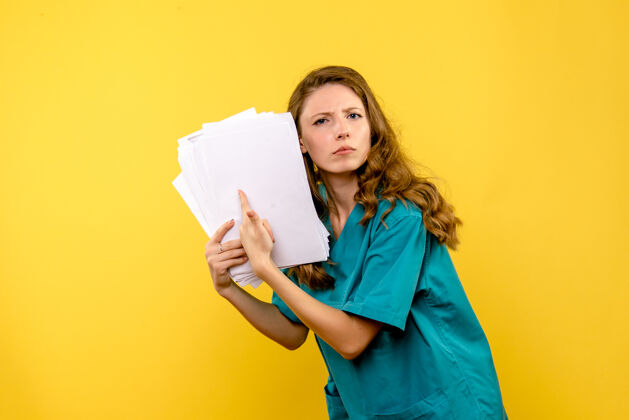 视图正面图年轻女医生拿着文件放在黄色的空间里病毒年轻女医生文件