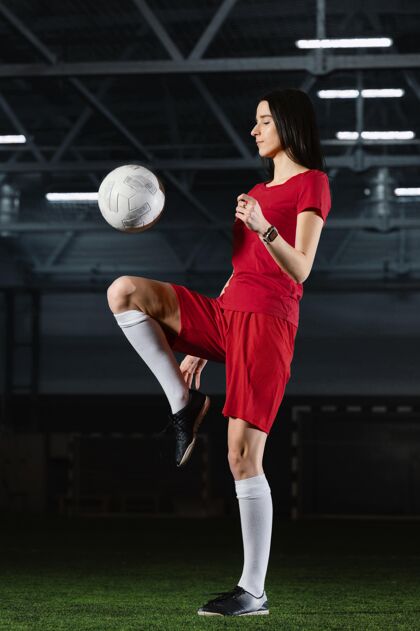 足球服踢足球的女人足球场青少年运动