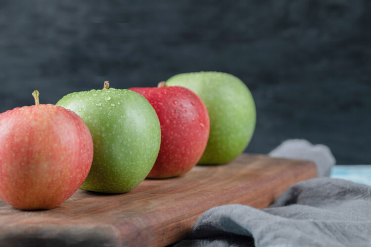 素食苹果被隔离在一块粗糙的木板上蔬菜季节甜味