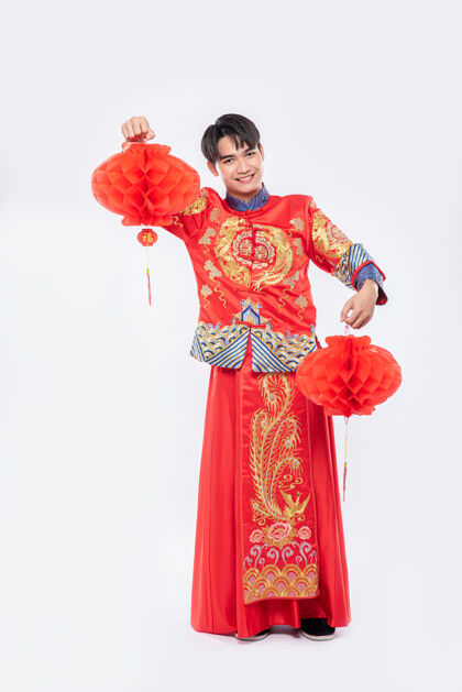 红灯笼穿旗袍西服的男人在过年的时候到他店里装饰红灯中国文化文化中国新年