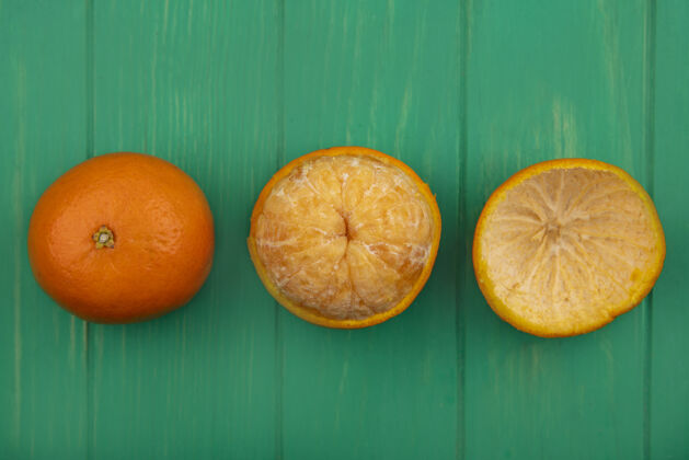顶部绿色背景上带去皮的橙色顶视图水果橙色景观