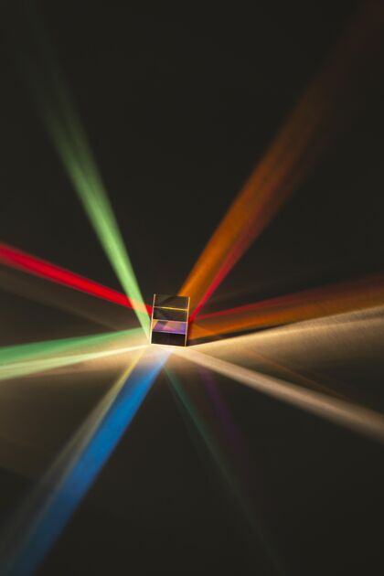 光抽象棱镜和彩虹灯概念分散极简