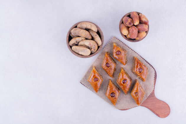 季节白种人pakhlava配干苹果片和红枣小吃木材板