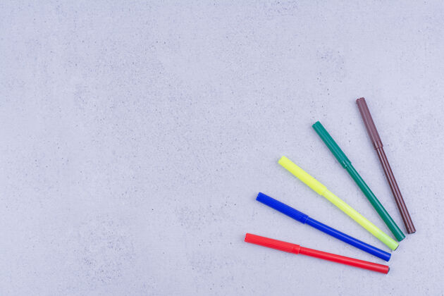 教育彩色曼荼罗工艺铅笔隔离在灰色表面书房学习工作