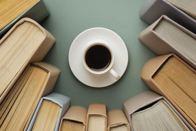 创意用不同的书和一杯咖啡来创作作品书籍整理小说