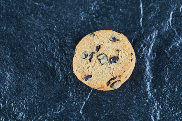 圆巧克力片饼干放在大理石表面烘焙饼干饼干