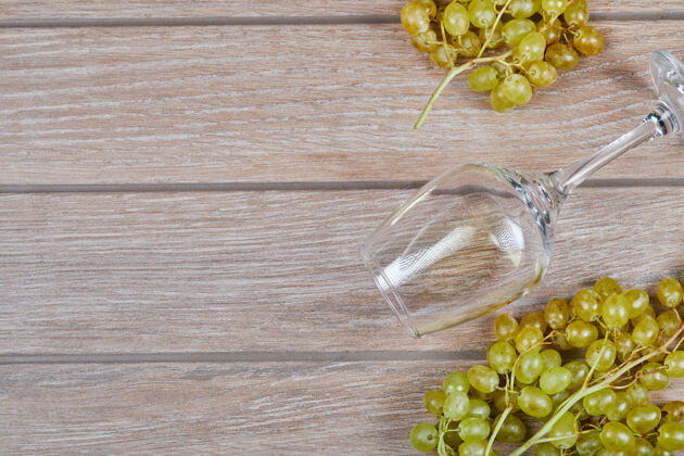 木材一堆葡萄和酒杯放在木头表面自然食物顶视图