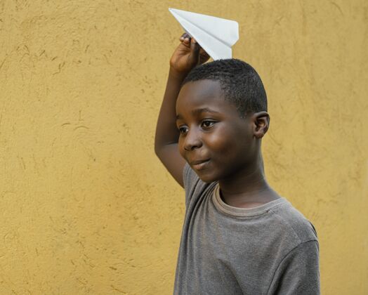 肖像非洲小男孩在玩飞机孩子玩男孩