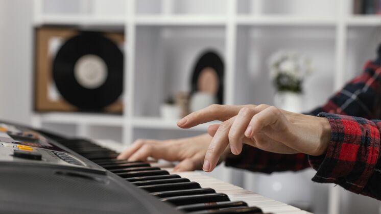 男性特写手在数字钢琴演奏音乐家娱乐乐器