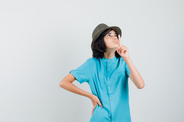 年轻穿着蓝色衬衫 戴着帽子 神情专注的年轻女士指着头听着休闲兴奋一起