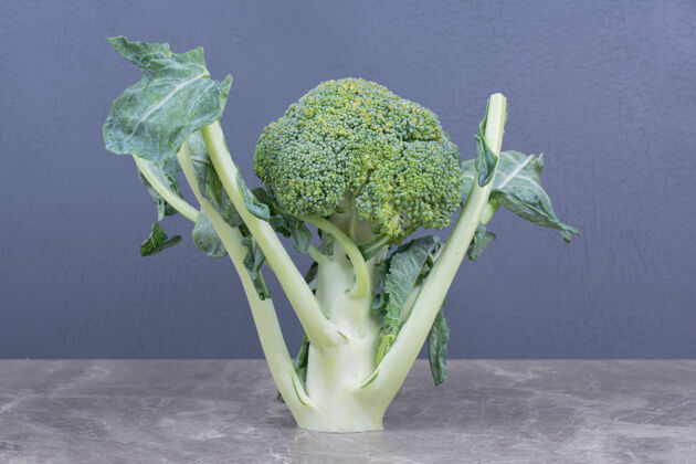 健康绿花椰菜孤立在灰色大理石表面极简清淡水果