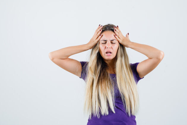 女性金发女人手举在头上穿着紫罗兰色t恤 看起来很疲惫前视图头情绪时尚
