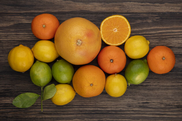 食物木制背景上的柚子 橙子 柠檬和酸橙的俯视图视野水果柑橘