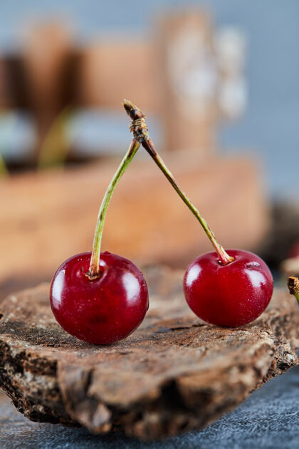 多汁红色多汁的樱桃浆果放在木片上浆果有机成熟