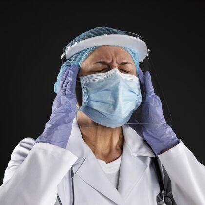 设备戴着医用口罩的医生头痛专家医生面罩