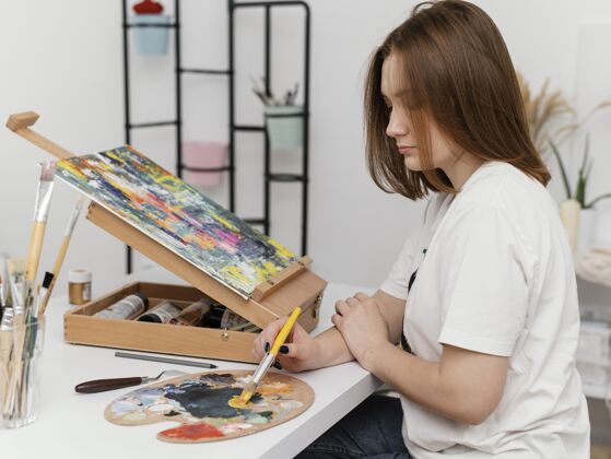 房子年轻女子用丙烯酸树脂绘画女人画布室内