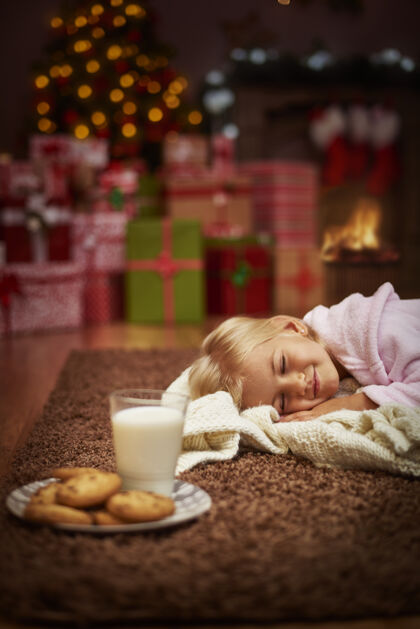 幼儿吃点零食 该睡觉了饼干等待舒适